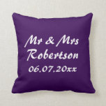 Personalisieren Sie den lila Hochzeitszipper Kissen<br><div class="desc">Custom Mr. und Mrs. Royal lila Hochzeit Reißverschluss werfen Kissen. Fügen Sie Ihren eigenen Nachnamen hinzu. Personalisierte Kissen für Sofa, Sofa oder Bett im Schlafzimmer. Niedliches Design mit dem Namen des neuen Ehepaares. Klassische Wohngestaltung personalisiert für Braut und Bräutigam / Ehemann und Ehefrau. Romantische Hochzeitsgeschenke für Neuvermählte. Machen Sie Ihre...</div>