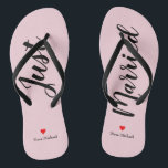Personalisieren Sie einfach verheiratete Flip Flop<br><div class="desc">Diese zauberhaften,  blassfarbenen Flip-Flops mit "Just Married" in schwarzem Schrift und dem personalisierten Namen in schwarzem Button mit rotem Herz</div>