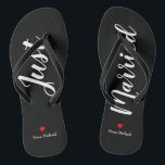 Personalisieren Sie einfach verheiratete Flip Flop<br><div class="desc">Diese zauberhaften schwarzen Flip Flops sind mit "Just Married" und Ihrem personalisierten Namen in weißem Druck mit rotem Herzen versehen</div>