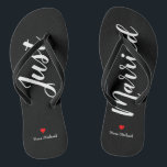 Personalisieren Sie einfach verheiratete Flip Flop<br><div class="desc">Diese zauberhaften schwarzen Flip Flops sind mit "Just Married" und Ihrem personalisierten Namen in weißem Druck mit rotem Herzen versehen</div>