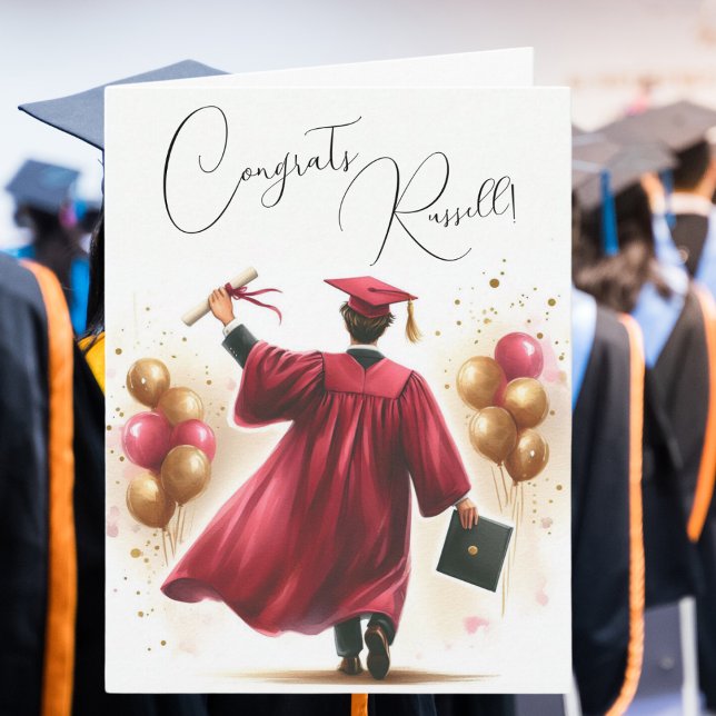 Personalisieren Sie glücklichen Abschluss Man Crim Karte (Celebrate with this fun crimson graduation cap and gown!)
