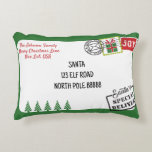 Personalisieren Sie Green Santa Letter Christmas Dekokissen<br><div class="desc">Dieses Weihnachtskissen ist ein Weihnachtsbrief, den Sie mit Ihrem Familiennamen in der Rücksendeadresse personalisieren können. Sie können Ihre eigene Weihnachtsadresse oder Frohe Weihnachtsbotschaft im Adressbereich abgeben. Dieses Design ist aus einem grünen Umschlag mit 5 Weihnachtsbäumen, zwei Weihnachtsmails Briefmarke und Postzeichen. Ein super niedliches Weihnachtskissen zum Feiern der Weihnachtszeit mit festlichem...</div>