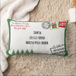 Personalisieren Sie Green Santa Letter Christmas Lendenkissen<br><div class="desc">Dieses Weihnachtskissen ist ein Weihnachtsbrief, den Sie mit Ihrem Familiennamen in der Rücksendeadresse personalisieren können. Sie können Ihre eigene Weihnachtsadresse oder Frohe Weihnachtsbotschaft im Adressbereich abgeben. Dieses Design ist aus einem grünen Umschlag mit 5 Weihnachtsbäumen, zwei Weihnachtsmails Briefmarke und Postzeichen. Ein super niedliches Weihnachtskissen zum Feiern der Weihnachtszeit mit festlichem...</div>