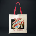 Personalisieren Sie Las Vegas Wedding Bag Tragetasche<br><div class="desc">Personalisieren Sie Las Vegas Hochzeitstasche,  mit Braut & Bräutigam vor dem fabelhaften Las Vegas Zeichen stehend! Macht tolle Geschenke für eure Brautjungfrau,  Trauzeugin!</div>