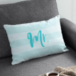 Personalisieren Sie mit Namen Mr. Preppy Blue Stri Lendenkissen<br><div class="desc">Kissen mit "Mr." in blauem Pinselskript vor einem preppy blauen Streifen Muster Hintergrund. Ideal für frische Weds oder Jubiläen. Personalisieren Sie es, indem Sie den Platzhalter-Text ersetzen. Für weitere Optionen, wie zum Beispiel den Schriftart zu ändern und seine Größe, klicken Sie auf die Schaltfläche "Anpassen". *Bitte beachten Sie, dass das...</div>