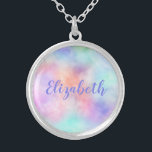 Personalisieren Sie Rainbow Watercolor Pastel Gesc Versilberte Kette<br><div class="desc">Monogram hat diese schöne pastellfarbene Regenbogenhalskette mit ihrem Namen. Macht ein großartiges Geschenk für die Brautmädchen,  die Brautmutter,  die Mutter des Bräutigams,  das Muttertagsgeschenk oder das Geburtstagsgeschenk.</div>