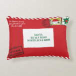 Personalisieren Sie Red Santa Letter Christmas Dekokissen<br><div class="desc">Dieses Weihnachtskissen ist ein Weihnachtsbrief, den Sie mit Ihrem Familiennamen in der Rücksendeadresse personalisieren können, und Sie können Ihre eigene Weihnachtsadresse oder Frohe Weihnachtsbotschaft im Adressbereich des Briefes machen. Dieses Design ist ein kühner, roter Umschlag mit den Kanten aus Zuckerrohr gestreift, zwei Weihnachtsmails und Postmarken. Ein super niedliches Weihnachtskissen zum...</div>