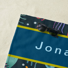 Personalisieren Sie unter dem dunklen Hintergrund  Strandtuch