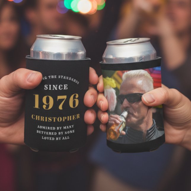 Personalisiert 1976 Geburtstag kann den Individuel Dosenkühler (50th birthday can coolers held in two hands)