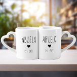 Personalisiert Abuela Abuelo Est . 2023 Tasse Set<br><div class="desc">Abuela Abuelo Est. 2023 Neues Opa und neues Großartiges Geschenk. Oma Opa Tasse Set,  Neue Baby Ankündigung Idee.</div>