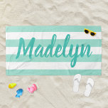 Personalisiert Aqua Blue Strip Skriptname Strandtuch<br><div class="desc">Personalisiertes Strandtuchdesign mit individuellem Text in modernem Türkis / aquamarin-Blau-Skript,  das mit einem Vor- oder Nachnamen personalisiert werden kann,  wenn die Streifen in Weiß auf einem hellblauem Hintergrund in Aqua-Blau gehalten werden. Farben und Schriftart-Stil können komplett angepasst werden.</div>