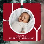 Personalisiert Baby Boy's First Christmas Foto Ornament Aus Metall<br><div class="desc">Dieses stilvolle Baby Boy's First Christmas Foto Ornament ist mit dem Wort JOY auf einem maronroten Hintergrund dekoriert. Einfach mit Foto,  Name und Jahr anpassbar.</div>