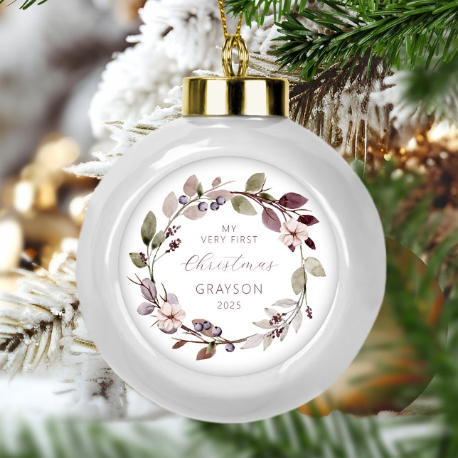 Personalisiert Baby First Christmas Lila Wreath Keramik Kugel-Ornament (Von Creator hochgeladen)