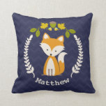 Personalisiert Baby Fox Wreath Kissen - Junge<br><div class="desc">Ein Kopfkissen mit einem Holzdesign und einer Abbildung eines Babyfuchses in einem Kranz,  der mit Blätter,  Blume und einer Eichel dekoriert ist. Personalisieren Sie den Namen. Hintergrund ist dunkelblaues Zickzack Muster.</div>