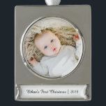 Personalisiert Babyname Foto Erste Weihnachtsfeier Banner-Ornament Silber<br><div class="desc">Personalisiertes Baby Name Foto Erste Weihnachtssilber Platin Banner Ornament Kann vollständig auf Anzug Ihre Bedürfnisse angepasst werden. © Gorjo Designs. Made for you via Zazzle Plattform. // Benötigen Sie Hilfe bei der Anpassung Ihres Designs? Andere Ideen got? Kontaktieren Sie mich (Zoe) direkt über den unten stehenden Kontaktknopf.</div>