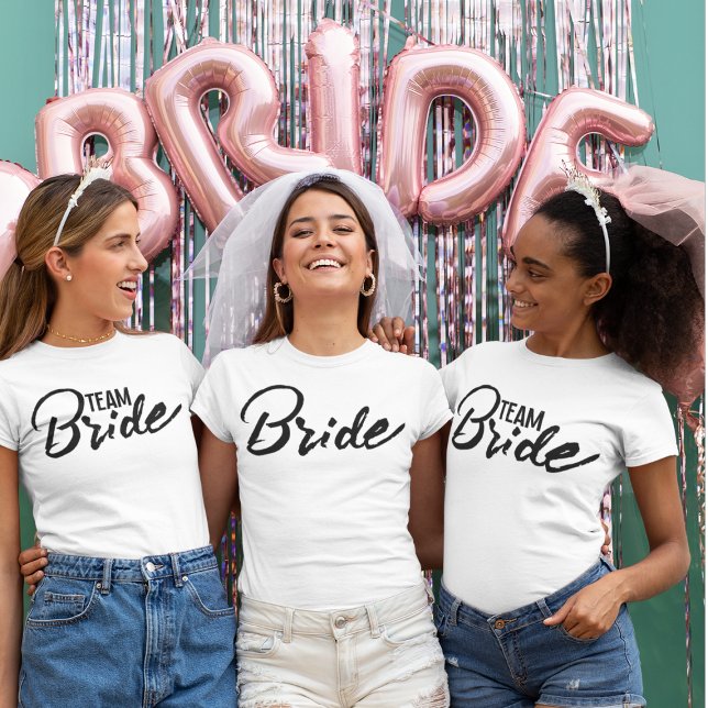 Personalisiert Bachelorette Bridesmaids Party Grou T-Shirt (Von Creator hochgeladen)