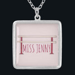 Personalisiert Ballet Barre Dance Teacher Necklace Versilberte Kette<br><div class="desc">Necklace bietet eine originelle Darstellung eines Ballettbarres zum Thema Ballett. Perfekt als Urlaubs- oder Rezensionsgeschenk für Ihre Lieblingsballerina,  Tanzenthusiasten oder Tanzlehrer!</div>