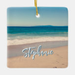 Personalisiert Beach Foto Blue Landschaftlich Keramikornament<br><div class="desc">Ein schönes Vintages Foto eines Strandes in der kalifornischen Keramik Weihnachtsschmuck. Passen Sie Ihren Namen an,  um Ihr eigenes personalisiertes Geschenk zu kreieren. Für kürzere Namen gibt es viel Platz,  um den Schriftart zu vergrößern. Es gibt viele schöne,  moderne Kalligraphie-Schriftzeichen zur Auswahl.</div>