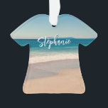 Personalisiert Beach Foto Blue Landschaftlich Ornament<br><div class="desc">Ein schönes Vintages Foto eines Strandes in Kalifornien T-Shirt geformt Acryl Weihnachtsschmuck. Passen Sie Ihren Namen an,  um Ihr eigenes personalisiertes Geschenk zu kreieren. Für kürzere Namen gibt es viel Platz,  um den Schriftart zu vergrößern. Es gibt viele schöne,  moderne Kalligraphie-Schriftzeichen zur Auswahl.</div>