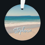 Personalisiert Beach Foto Blue Landschaftlich Ornament<br><div class="desc">Ein schönes Vintages Foto eines Strandes in Kalifornien,  rundum Acryl Weihnachtsschmuck. Passen Sie Ihren Namen an,  um Ihr eigenes personalisiertes Geschenk zu kreieren. Für kürzere Namen gibt es viel Platz,  um den Schriftart zu vergrößern. Es gibt viele schöne,  moderne Kalligraphie-Schriftzeichen zur Auswahl.</div>