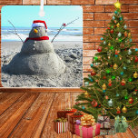 Personalisiert Beach Sand Santa "Snowman" Ornament Aus Metall<br><div class="desc">Diesen Schneemann Santa zu bauen war nicht so einfach,  wie wir dachten,  aber wir hatten eine tolle Zeit daran zu arbeiten! Personalisieren Sie den Text einfach.</div>
