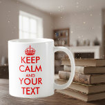 Personalisiert behalten Sie Ruhe und Ihre Kaffeetasse<br><div class="desc">Personalisiert behalten Sie Ruhe und Ihre Textkaffee-Tassen. Stellen Sie Ihren eigenen lustigen Keepcalm Parodie-Trinkbecher her. Vintage rote Typografieschablone mit Krone. Fertigen Sie sie mit Ihrem Text besonders an. Behalten Sie ruhig und trinken Sie Kaffee. Behalten Sie ruhig und trinken Sie Tee. Machen Sie Ihren eigenen doppelten mit Seiten versehenen Entwurf....</div>