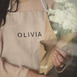 Personalisiert Beige Monogramm-Kostüm Schürze<br><div class="desc">Kochen, backen oder grillen im Stil dieses personalisierten Beige-Schürze-Kostüms! Diese Schürze kombiniert Funktionalität und Eleganz mit einem sauberen und minimalistischen Monogramm-Design auf neutralem beigen Hintergrund. Passen Sie es mit Ihren Initialen oder Namen an, um es einzigartig zu machen. Egal ob Sie ein Party zum Abendessen veranstalten, sich für die Feiertage...</div>