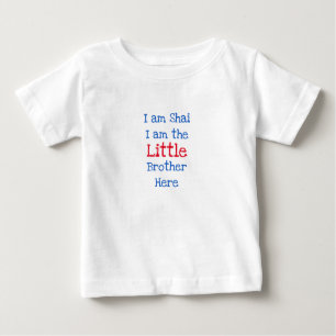 Personalisiert bin ich der kleine Bruder hier Baby T-shirt