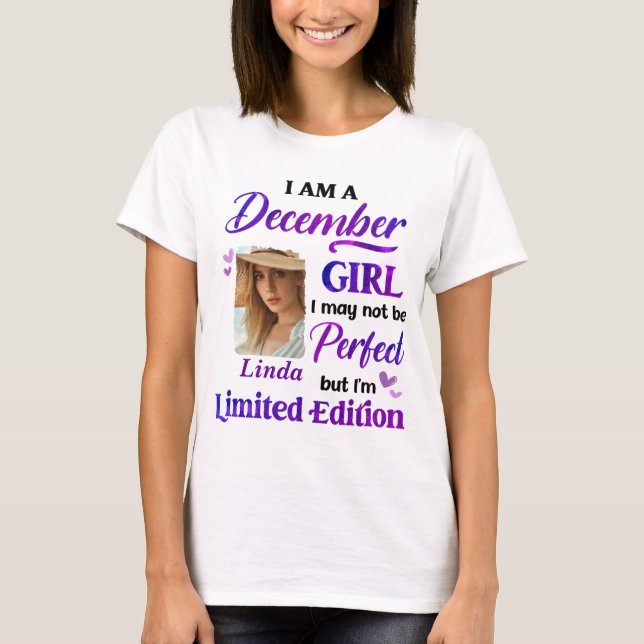 Personalisiert bin ich ein Dezember Girl mit Custo T-Shirt (Vorderseite)