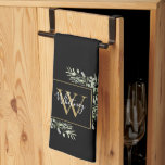 Personalisiert Black Gold Monogram Greenery Floral Geschirrtuch<br><div class="desc">Elegante Aquarell-Blätter florale Monogramm-Namen Küchentuch mit einem goldenen Monogramm-Initial auf schwarzem Hintergrund mit Ihrem Namen Set in einem stilvollen weißen Skript. Entwickelt von Thisisnotme©</div>