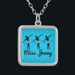 Personalisiert Blue Ballerina Tance Teacher Neckla Versilberte Kette<br><div class="desc">Necklace zeigt eine originelle Ballettillustrierung einer silhouetted Ballerina in einem blauen Tutu. Perfekt als Urlaubs- oder Rezensionsgeschenk für Ihre Lieblingsballerina,  Tanzenthusiasten oder Tanzlehrer! Personalisieren Sie einfach mit dem Namen des Empfängers.</div>