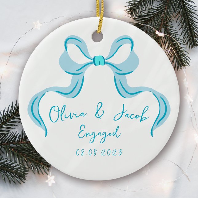 Personalisiert Blue Coquette Bow Verlobt Keramik Ornament (Von Creator hochgeladen)