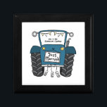 Personalisiert Blue Tractor Country Wedding Erinnerungskiste<br><div class="desc">Ein Traktor Land Hochzeitsgeschenk,  das personalisiert werden kann. Wenn Sie die Größe oder den Schriftart ändern möchten,  klicken Sie bitte auf die Schaltfläche Bearbeiten,  um weitere Anpassungen vorzunehmen. Die Bundung im Traktor ist in einer subtilen Creme und weiß.</div>