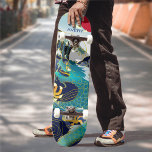 Personalisiert Blue Waves Green Dragon Red Sun Ska Skateboard<br><div class="desc">Das Skateboard zeigt eine atemberaubende Abbildung eines majestätischen Drachen, der sanft durch die Wellen schwamm, seine Waage glistert, während er sich mit einem eleganten und kraftvollen Rhythmus bewegte. -Staffel Anpassen mit Ihren Initialen mithilfe der Vorlagenfelder. Wenn Sie gewollt haben, um den Stil, die Farbe oder die Textplatzierung des Schriftartes zu...</div>