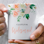 Personalisiert Blush Floral Bridesmaid Tasse<br><div class="desc">Eine elegante Tasse mit wunderschönen Aquarellblumen. Bearbeiten Sie ALLE Formulierungen und die meisten Farben (Aquarellfarben sind nicht editierbar),  damit dieses Willkommenszeichen Ihren Wünschen und Ihrem persönlichen Stil entspricht. Wählen Sie einfach in der Symbolleiste "Bearbeiten mit dem Entwurfstool" aus:)</div>