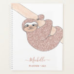 Personalisiert Blush Pink Glitzer Sloth  Planer<br><div class="desc">Bist du auch ein Faulpelz-Liebhaber?
Dieser bezaubernde Planer ist mit einem skurrilen zeichn eines rot-rosa Glitzer geschmückt,  der an einem Zweig ein Babyfaultier lächelt.
Sie können diesen Planer mit Ihrem Namen und Jahr anpassen.
Original Zeichnend © Michele Davies.</div>
