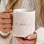 Personalisiert Blütenrosa Monogramm Kaffeetasse<br><div class="desc">Kickstart Sie morgens auf die persönlichste und stilvollste Art mit unserer Monogram Blush Pink Coffee Tasse. Dieser moderne und personalisierte Schlamm, der mit einem schicken Skriptdesign geschmückt ist, ist der perfekte Weg, um Ihrer täglichen Routine eine Touch von Eleganz hinzuzufügen. Es ist nicht nur ein atemberaubendes Accessoire, es ist auch...</div>