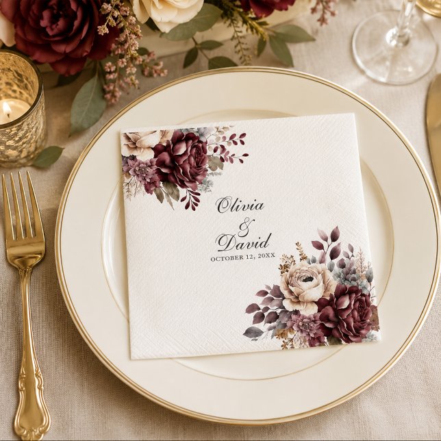 Personalisiert Boho Burgundy Floral Wedding Serviette (Elegant Burgundy & Dusty Rose Floral Wedding Napkins on an elegant wedding dinner table with flowers)