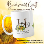 Personalisiert Bridesmaid Anfangsname SUNFLOWERS Kaffeetasse<br><div class="desc">Fügen Sie Ihren Bridesmaid's ersten, Vornamen, Brautparty Rolle und Hochzeitstag hinzu, um diese einzigartige, mit Monogramm, gedenken Bridesmaid zu personalisieren. Brautparty Hochzeit danken Ihnen Geschenk. Sie können auch den Text für andere Mitglieder Ihres Brautparty bearbeiten, einschließlich Trauzeugin, Mutter von Braut und Bräuche, Blume Mädchen und mehr. Eine hübsche, moderne Tasse....</div>