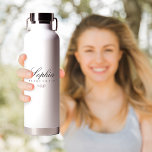 Personalisiert Bridesmaid Trinkflasche<br><div class="desc">Diese Personalisierte Bridesmaid Water Flasche ist ein modernes und elegantes Geschenk, das sich perfekt für Ihr Brautparty eignet. Das minimalistische Schwarzweiß-Design mit feinen Akzenten auf der Blume und anmutiger Kalligraphie verleiht jeder Brautgeschenksammlung eine Touch der Raffinesse. Ideal für Bachelorette-Feste oder Hochzeitstag-Keepsakes, diese stilvolle und praktische Flasche ist eine durchdachte Möglichkeit,...</div>
