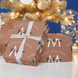 Personalisiert Brown Merry Christmas Red Monogram Geschenkpapier<br><div class="desc">Ein personalisiertes,  modernes "Frohe Weihnachten" Monogramm-Design mit einer Xmas neutralen braunen Hintergrundfarbe. Ein ideales festliches,  individuelles Design für die Ferienzeit. Passen Sie das Monogramm an und machen Sie es zu Ihrem eigenen!</div>