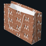 Personalisiert Brown Merry Christmas Red Monogram Große Geschenktüte<br><div class="desc">Ein personalisiertes,  modernes "Frohe Weihnachten" Monogramm-Design mit einer Xmas neutralen braunen Hintergrundfarbe. Ein ideales festliches,  individuelles Design für die Ferienzeit. Passen Sie das Monogramm an und machen Sie es zu Ihrem eigenen!</div>
