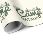 Personalisiert Camp-Junggeselinnen-Abschied Geschenkpapier<br><div class="desc">Fügen Sie Ihrer Feier eine personalisierte Touch mit diesem Personalisierten Camp Junggeselinnen-Abschied individuelles Wrapping Paper hinzu. Dieses Verpackungspapier ist für Ihr Thema "Letzter Weg vor dem Schleier" konzipiert und eignet sich hervorragend für Glanzausflüge, Bergabenteuer oder rustikale Bachelorette-Feste. Egal ob Sie Bräunungsgeschenke, Gastgeschenke oder besondere Pflaster verpacken, dieses maßgeschneiderte Papier macht...</div>