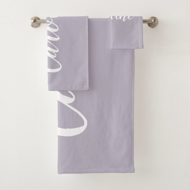 Personalisiert Chic Calligraphy Name Dusty Lilac Badhandtuch Set (Insitu)