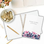 Personalisiert Chic Dusty Blue Pink Wilde Blume Planer<br><div class="desc">Chic,  schlicht und elegant mit minimalistischer und moderner Typografie,  personalisiert für sie. Freuen Sie sich auf moderne staubblaue und rosafarbene Blume und botanische Stoffe.</div>