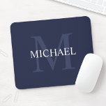 Personalisiert Classic Monogram und Name Navy Blue Mousepad<br><div class="desc">Personalisiertes Monogramm und Namensgeschenk weist personalisierte Namen in Weiß und Monogramm in hellblau als Hintergrund,  im klassischen Serif Schriftart Stil,  auf marineblau Hintergrund auf. Perfekt als Feriengeschenk,  Vatertagsgeschenk für Papa und Geschenk für alle besondere Anlässe.</div>