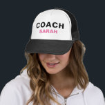 Personalisiert Coach Pink Schwarz Fett Texthülse H Truckerkappe<br><div class="desc">Sicherheitshülse mit rosa und schwarzem, fett formatierten Text. Ideal für viele Sportarten wie Gymnastik, Tennis, Netball, Schwimmen, Fußball, Eishockey, Fußball, Tischtennis, Volleyball, Basketball, Hockey, Gymnastik, Baseball, Wrestling, Volleyball und Softball.</div>