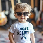 Personalisiert Daddy's Little Roadie Baby T-shirt<br><div class="desc">Daddy's Little Roadie - Hat dein Baby einen Musikeraddy? Hier ist es, sein/ihr T - Shirt: Papa's kleines Roadie T-Shirt. Dieses ultra Rockin' tee enthält zwei Gitarren, die mit dem Text "Daddy's small roadie" gekreuzt sind. Ändere das Wort Papa zu jemandem in deiner Familie, der der Stern ist. Ein ideales...</div>