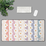 Personalisiert Daisy Schreibtischunterlage<br><div class="desc">Diese florale Schreibtischmatte ist mit von Hand gezeichnet weißen Gänsen auf pastellgestreiftem Hintergrund dekoriert. Einfach anpassbar. Ändern Sie mithilfe des Entwurfstools die Textgröße,  den Stil oder die Farbe. Wenn wir unsere Kunstwerke erstellen,  werden Sie dieses exakte Bild von anderen Designern nicht finden. Original Zeichnend © Michele Davies.</div>
