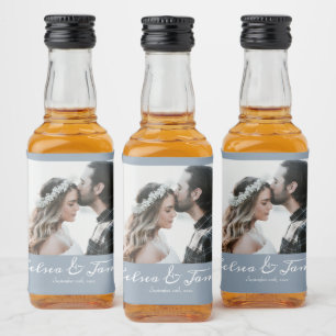 Personalisiert Dusty Blue Calligraphy Foto Wedding Alkoholflaschenetikett